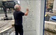 „Ni kiša nam ništa ne može“ – Domar UNS-a Agatonović ponovo uklonio tragove boje sa išaranog spomen-obeležja Đoku Vještici „Ni kiša nam ništa ne može“ – Domar UNS-a Agatonović ponovo uklonio tragove boje sa išaranog spomen-obeležja Đoku Vještici